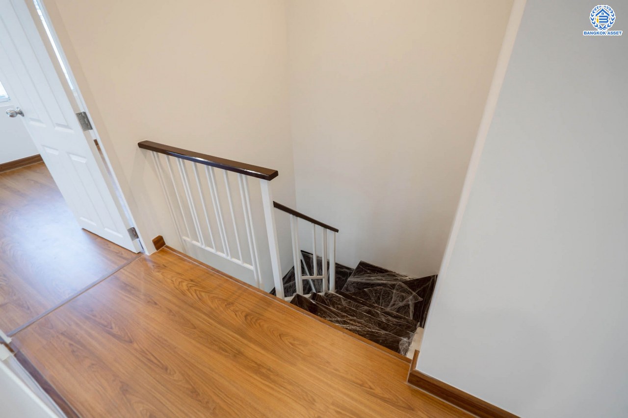 บ้านมือสองตกแต่งใหม่ โครงการ เดอะวิลเลจ แจ้งวัฒนะ-ติวานนท์ หลังมุม เนื้อที่ 58.4 ตร.ว. ดีไซน์ตอบทุกไลฟ์สไตล์ ฟังก์ชัน 3 ห้องนอน 2 ห้องน้ำ จอดรถได้ 2 คัน Living ชั้นล่างกว้างขวาง สามารถกั้นเป็นห้องเพิ่มได้สบาย ๆ บนทำเลติดถนนใหญ่ เชื่อมต่อทุกเส้นทาง ใกล้รถไฟฟ้าสายสีชมพู "สถานีแจ้งวัฒนะ-ปากเกร็ด28" และจุดขึ้นทางด่วน "ศรีสมาน"